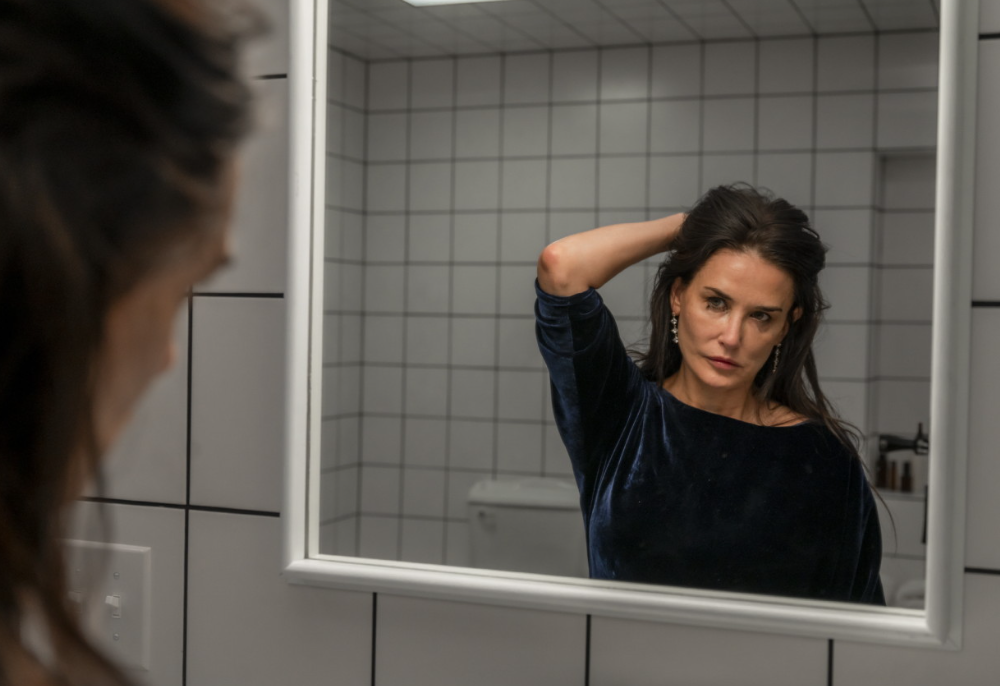 영화 서브스턴스 나이가 들어 자괴감에 빠진 엘리자베스