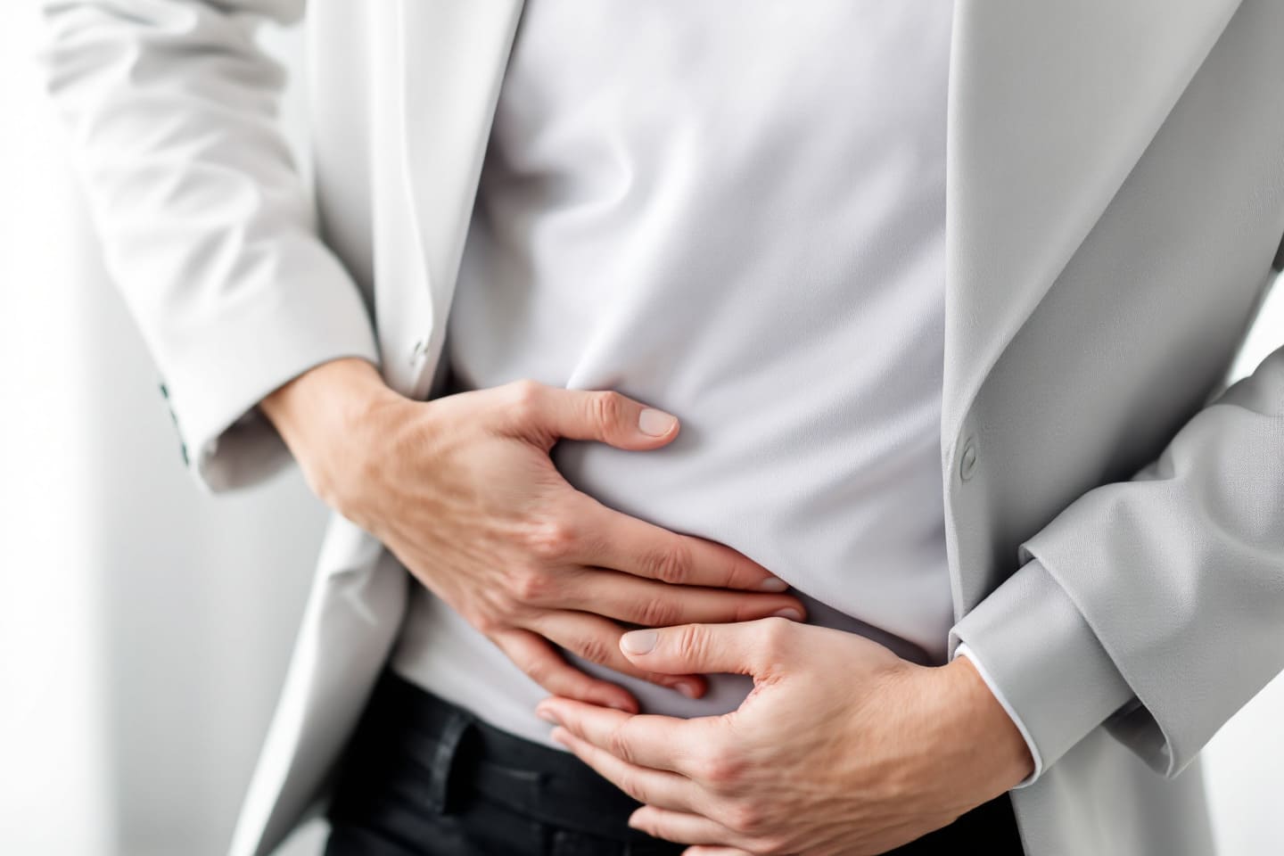 복부통증을 느끼는 남성