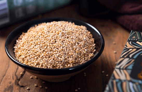 검정 도기 그릇에 연갈색의 퀴노아가 가득 들어있다. 작고 동글동글한 곡식이다.