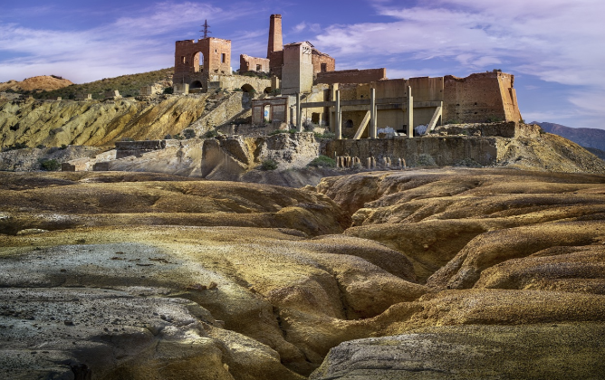 은밀한 파괴와 침묵하는 외침: 소규모 광산 개발과 주변 지역 사회의 환경 불평등