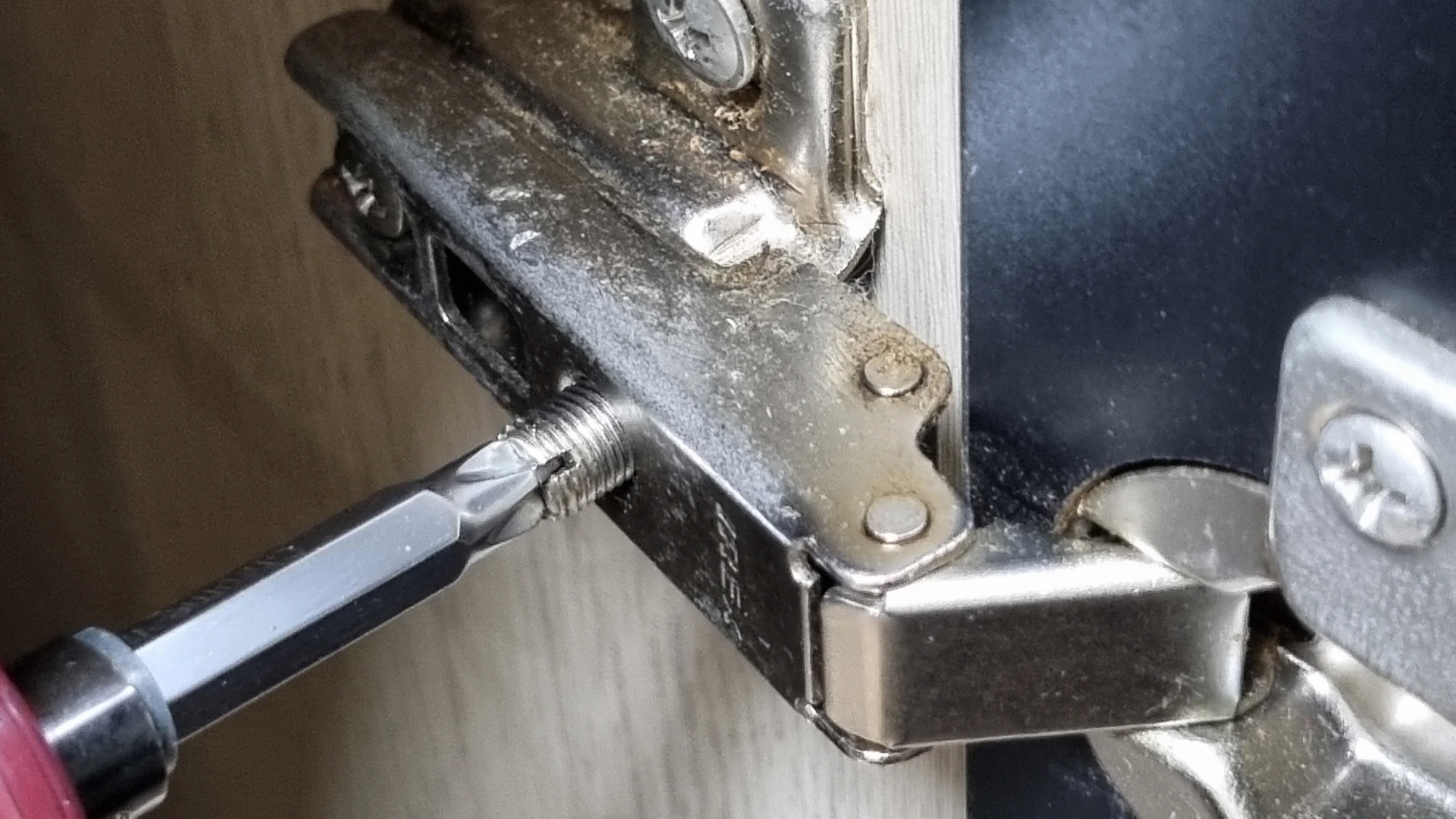 경첩 조절 볼트 풀리는 모습