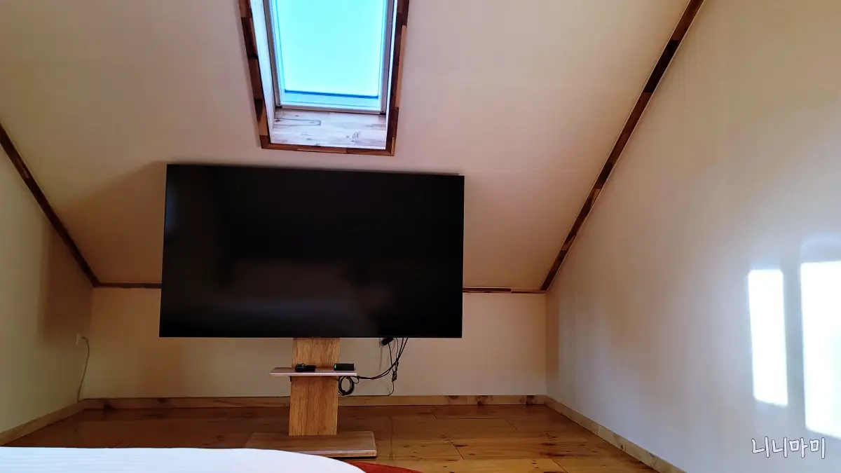 강릉-료칸-소돌향호-2층-침실-창