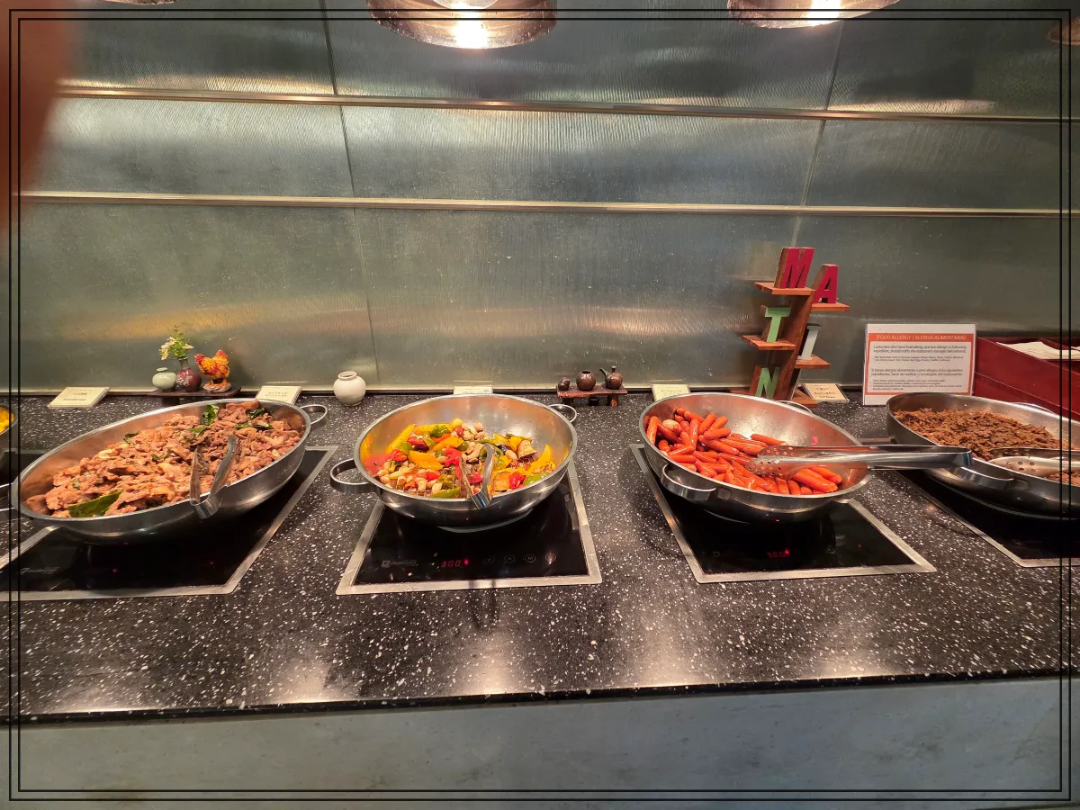 고기볶음-채소볶음-소시지-불고기-등의-따뜻한-요리가-넓은-팬에-담겨-열보존-상태로-배치되어-있음