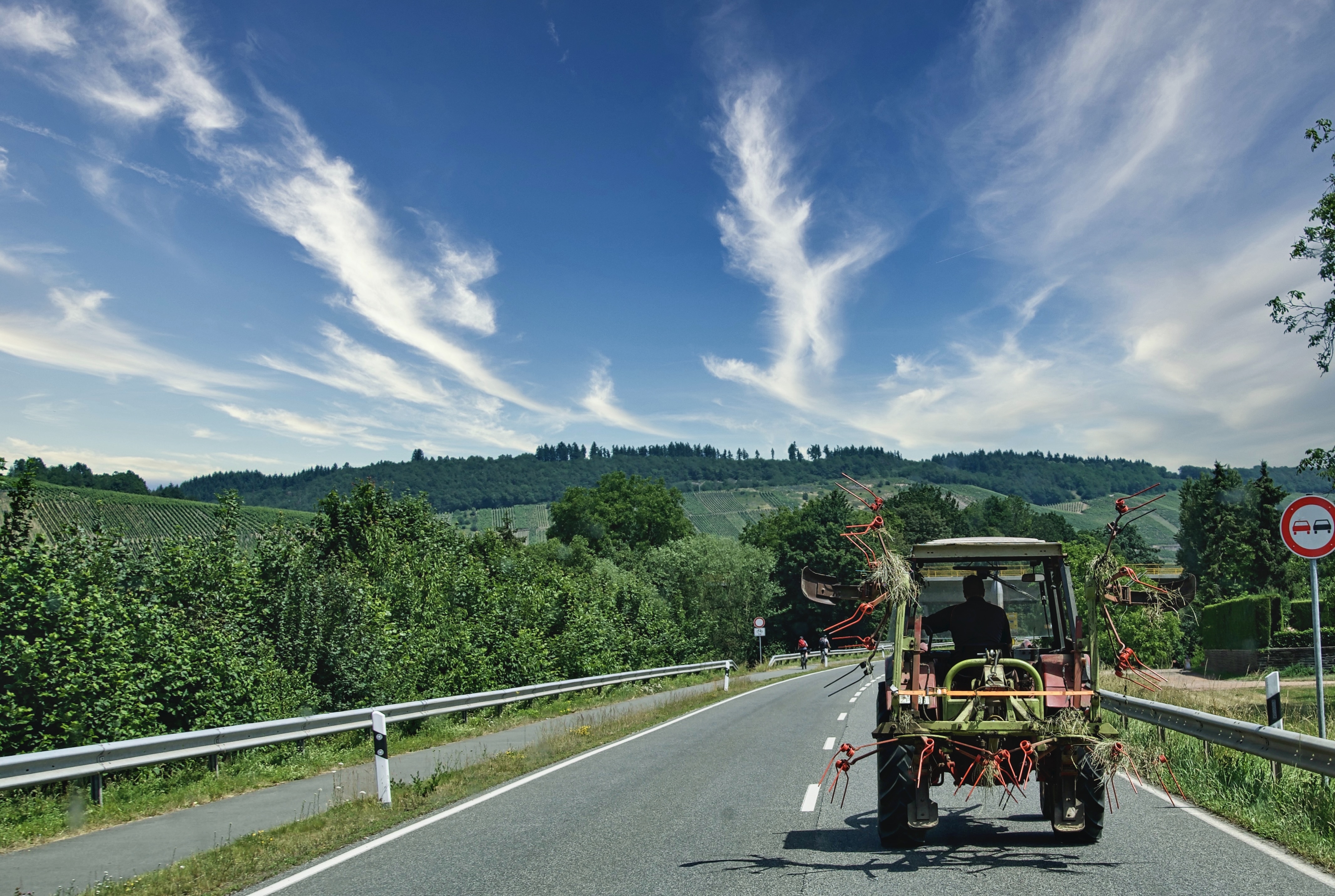 도로를 주행하는 트랙터