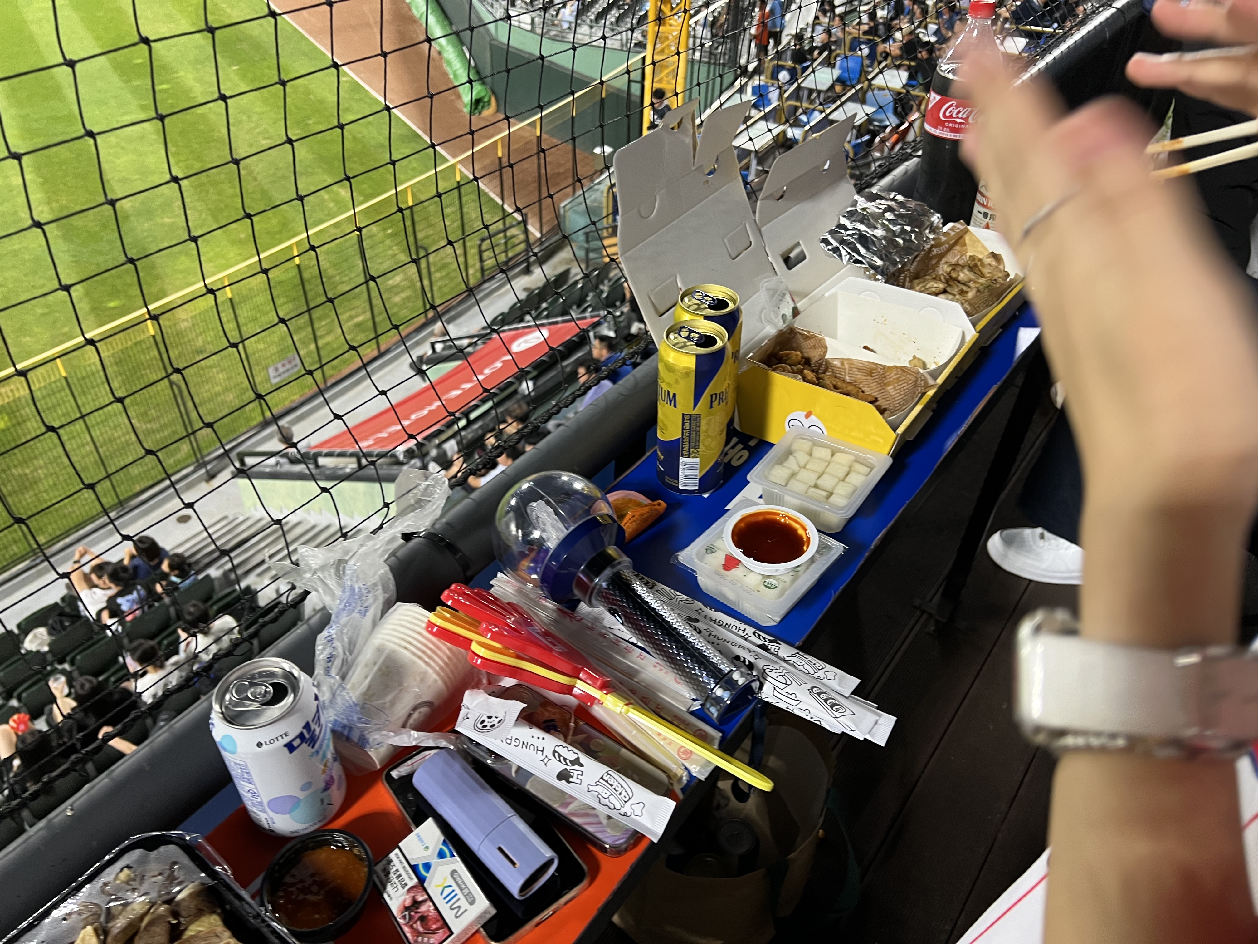 음식을 펼쳐 둔 로케트배터리석의 테이블