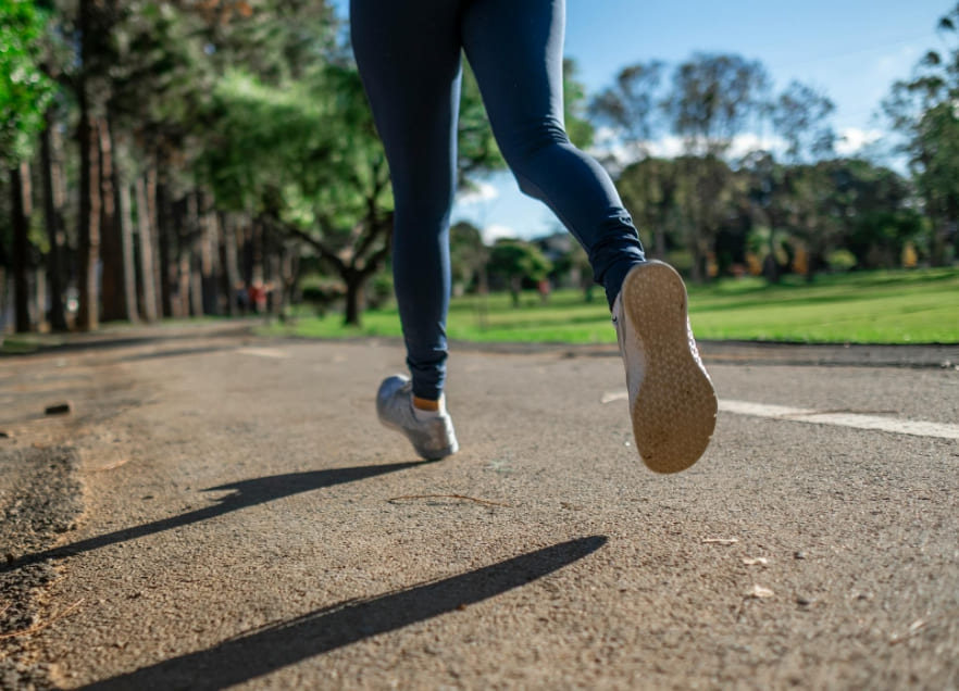 잘못된 걷기 습관이 무릎&middot;허리에 부담을 주는 이유