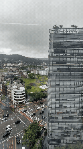한국 마이크로소프트 본사 케이트윈타워에서 내려다본 종로 풍경 – 한국산업은행 건물과 강북의 나즈막한 전경, 흐린 날씨 속 도심 모습