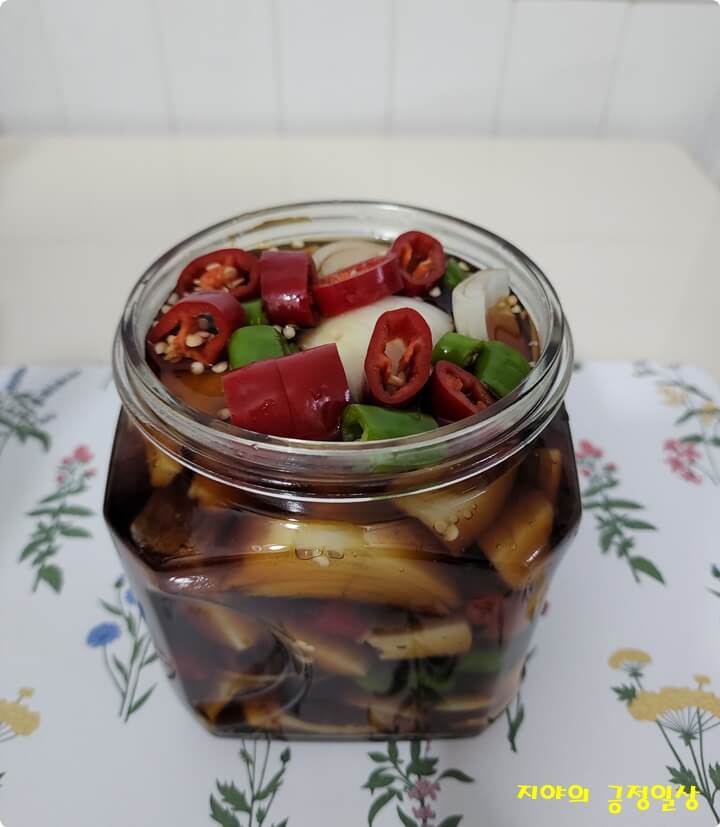 유리병의 양파와 고추에 부은 장아찌소스