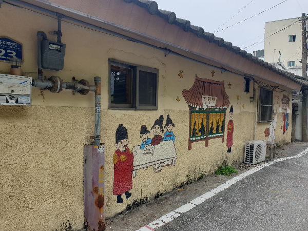 주차장 옆 벽면에 그려진 벽화 세종대왕과 집현전 학자들이 그려져 있다.