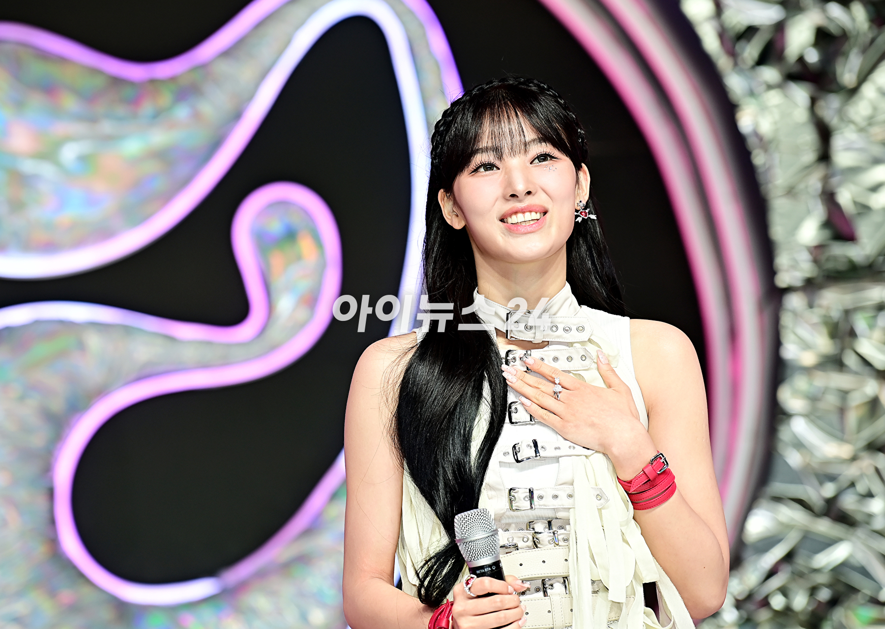 그룹 엔믹스 출신 지니(JINI)가 11일 오후 서울 서교동 메세나폴리스에서 진행된 첫 EP 앨범 '언 아이언 핸드 인 어 벨벳 글로브(An Iron Hand In A Velvet Glove)' 쇼케이스에서 무대를 선보이고 있다. [사진=곽영래 기자]