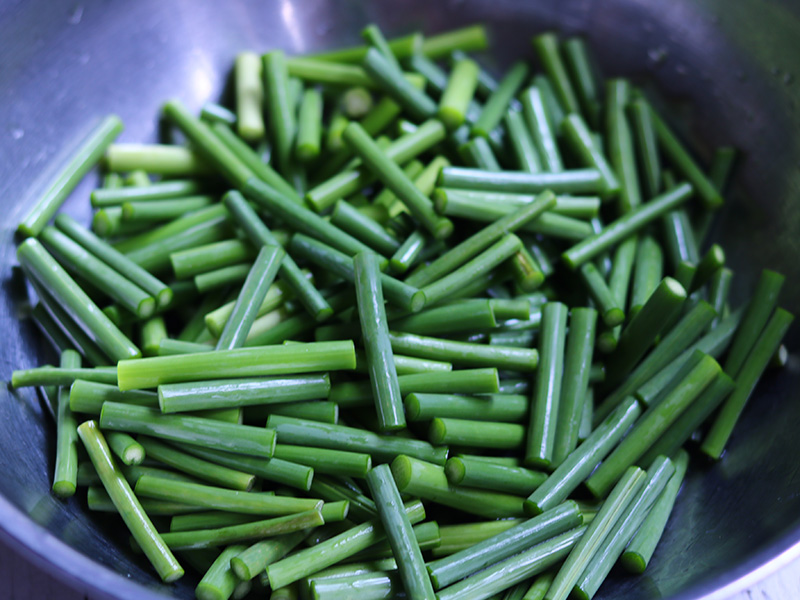 손가락 마디 길이만큼 자른 마늘쫑