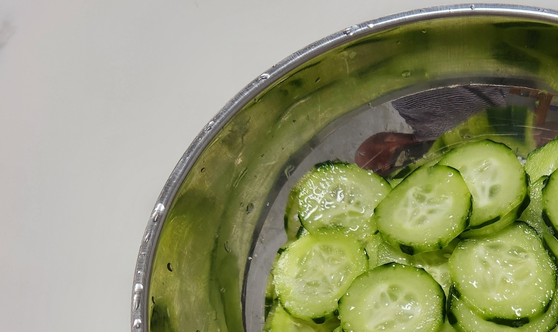 오이 무침을 하기위해 절인 오이를 보여주는 이미지