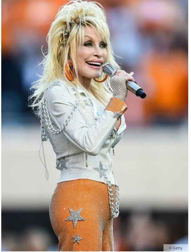 나이가 무색한 77세 '돌리 파튼'의 놀라운 공연 무대 모습 VIDEO: Dolly Parton, 77, rocks rhinestone-studded jacket and electric orange flares in Tennessee