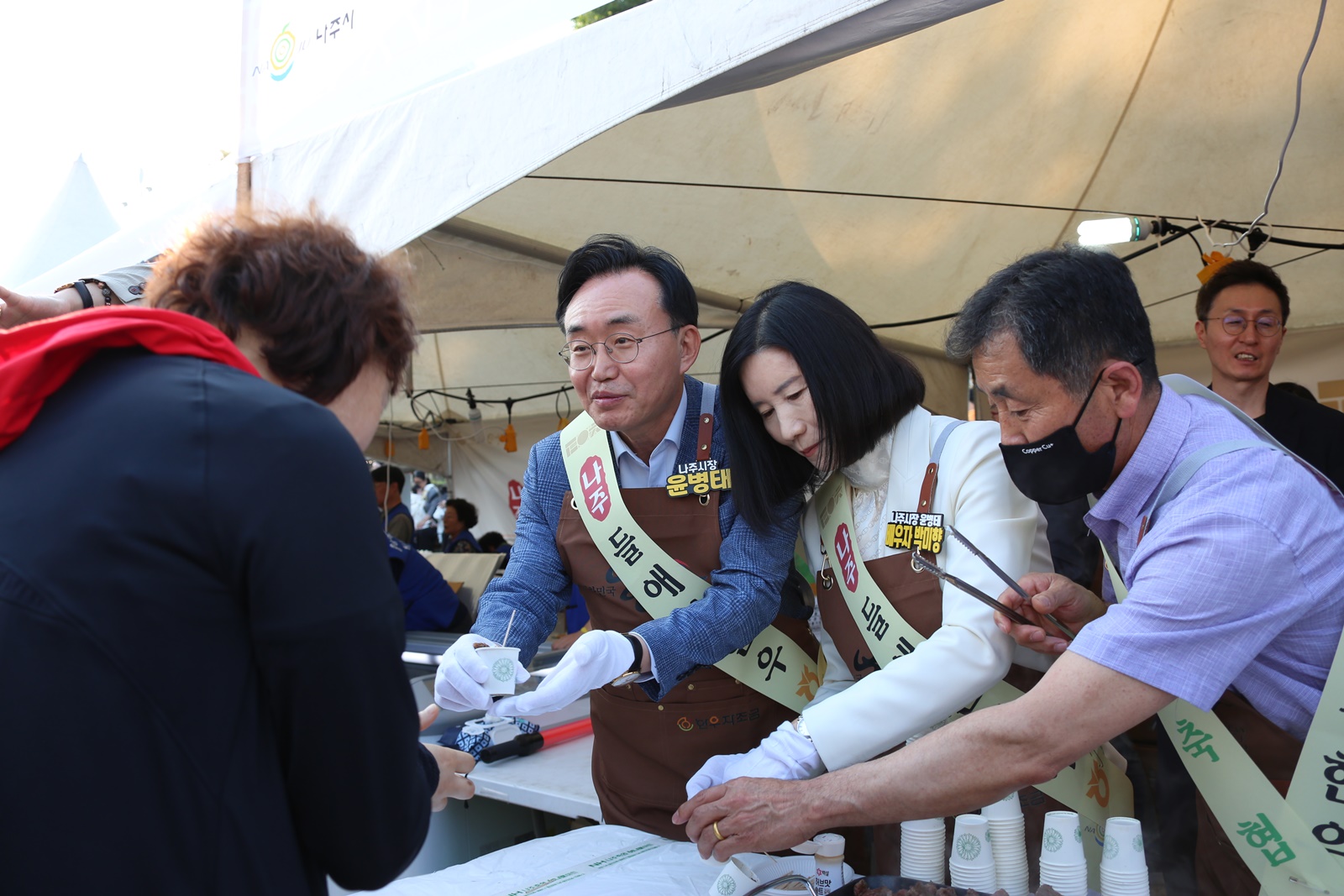 홍어·한우 맛에 취하고 꽃양귀비 향에 반하다. 나주 영산포 축제 현장 스케치.