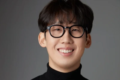 안경을 쓰고 있는 드라마 소년시대에서 조호석을 연기하는 배우 이상진