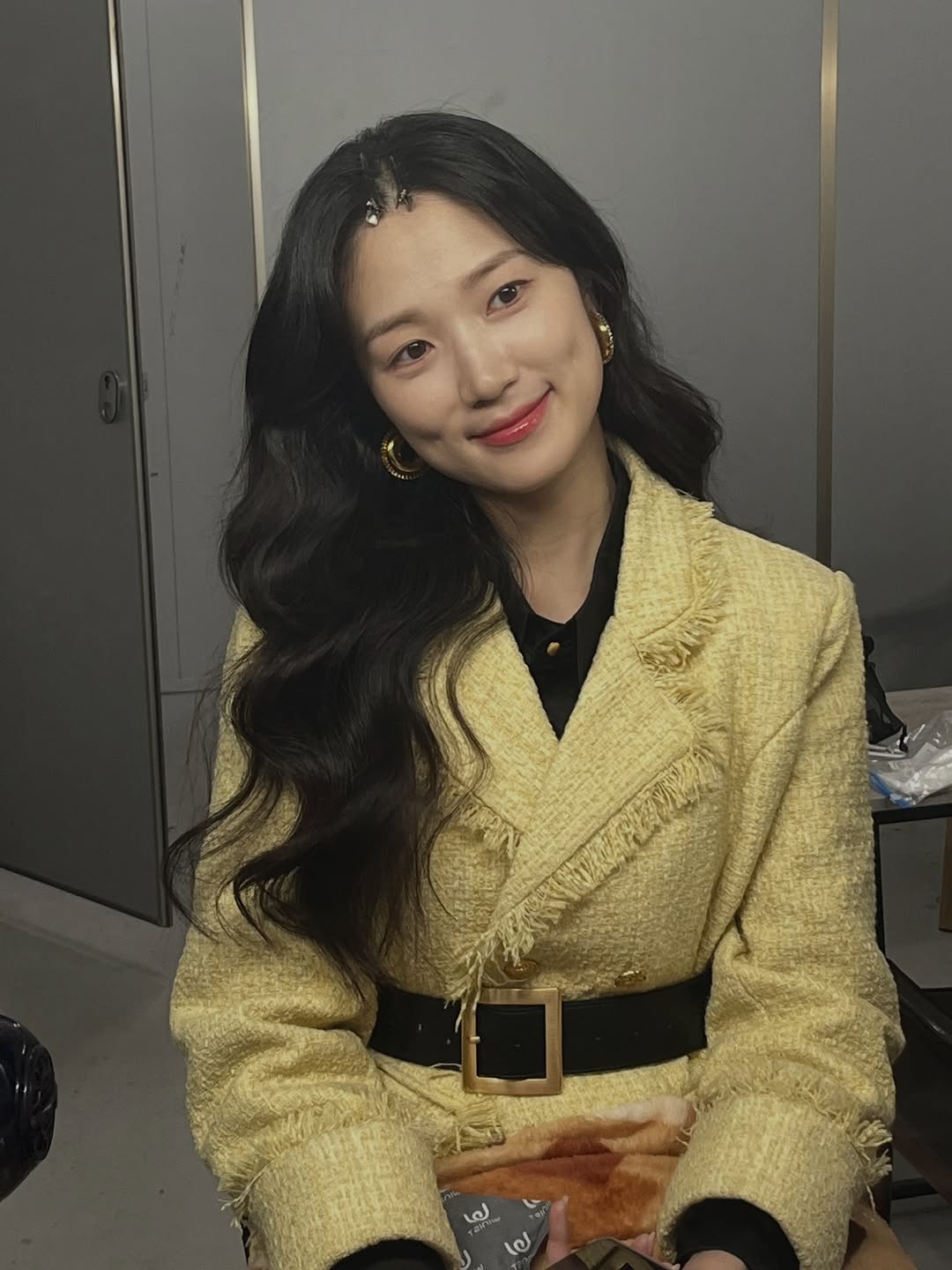 인간 세상의 재미를 즐기며 쇼핑에 열중하는 돈 밝히는 괴짜 구미호 은호 캐릭터 스틸