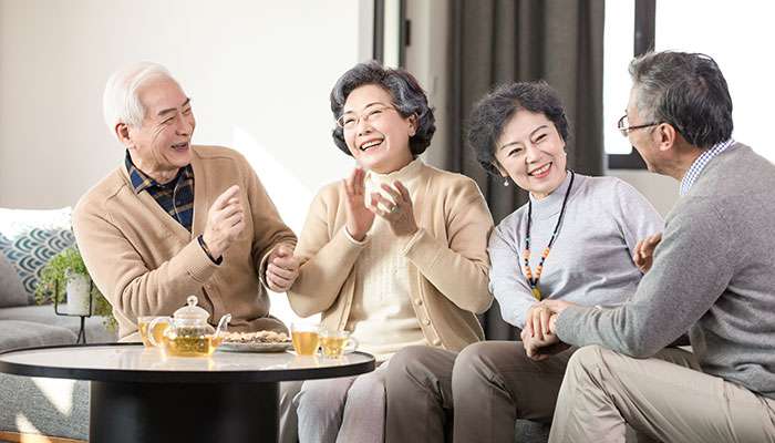 행복한 노후를 보내는 중장년층 4인이 대화를 나누는 모습