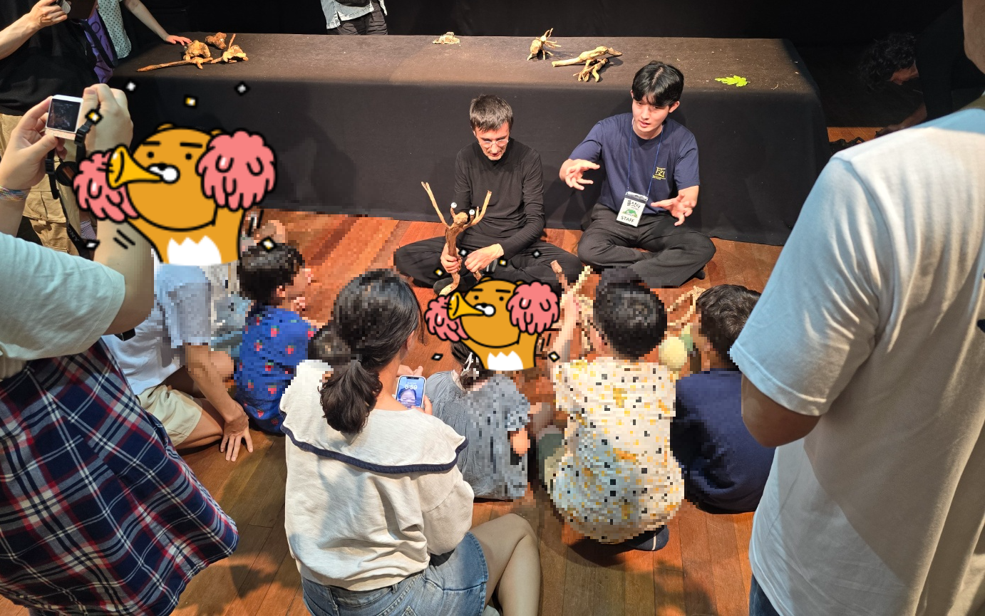 품앗이예술공연축제 공연후 체험하는 모습