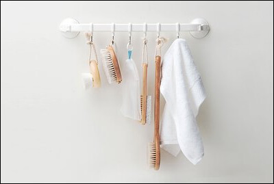 나란히 걸려있는 청소도구