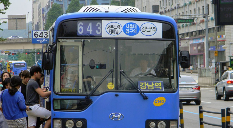 버스타는 청년들