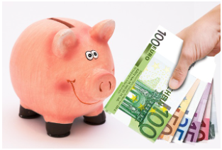 "저금통에 다양한 외화를 넣는 손. 해외 예금 상품에 달러, 유로 등 다통화 분산 투자 개념을 표현"