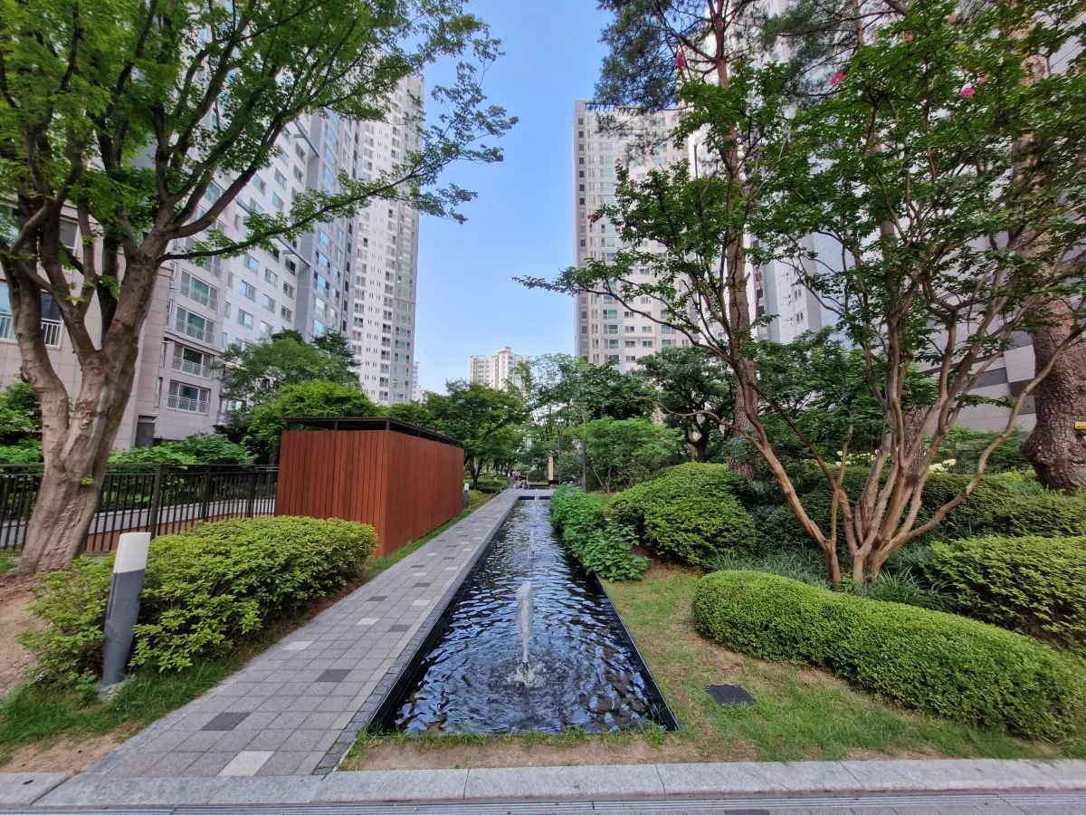 래미안장위퍼스트하이-아파트-단지내-하천