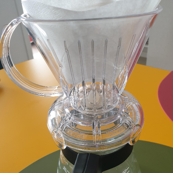 미스터 클레버 (Mr. Clever) : 손쉽게 커피를 추출할 수있는 드리퍼_접힌 종이 필터가 꼽혀진 드리퍼