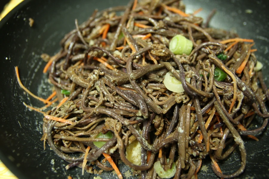 고사리 나물 볶는 모습