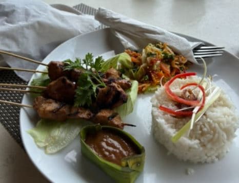 인도네시아의 사떼: 땅콩 소스가 더해진 꼬치 요리