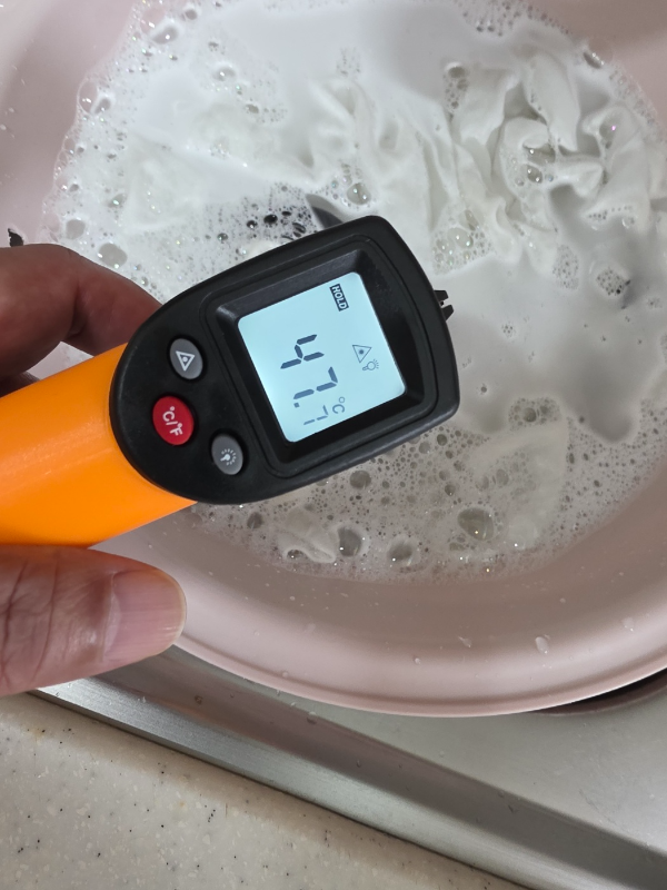 과탄산이 활성화되는 온도를 적외선 온도측정기로 보여주는 이미지