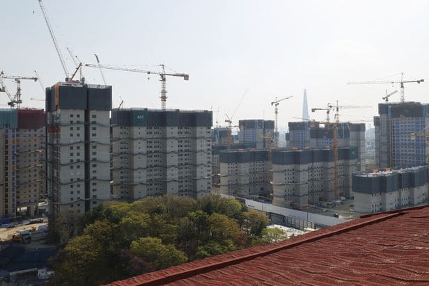 둔촌주공 재건축 조합, 시공사 공사 중단 예고에 "계약 해지"로 대응