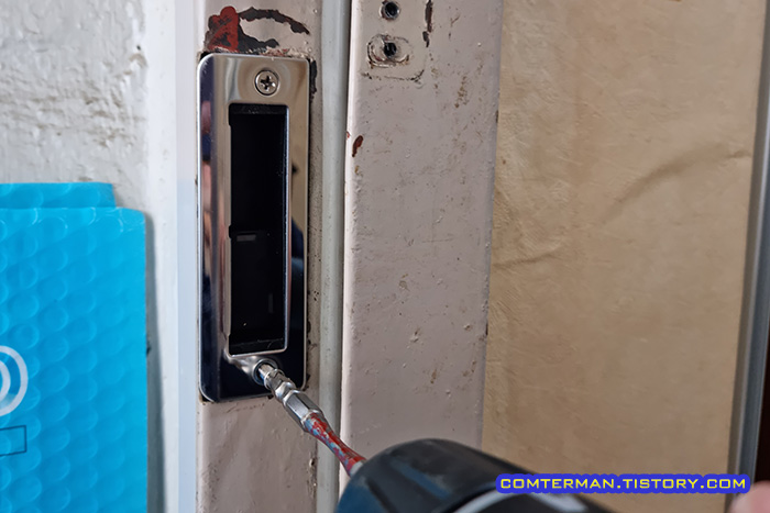 코맥스 CDL-400L 스트라이크 부착