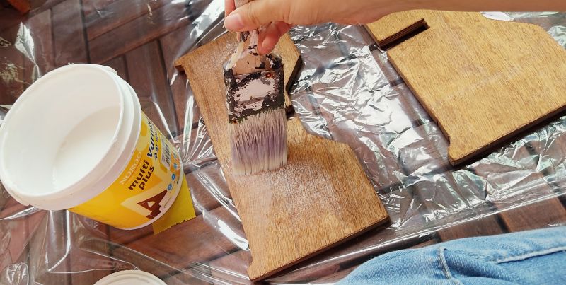 바니쉬를 붓을 사용하여 칠해주는사진