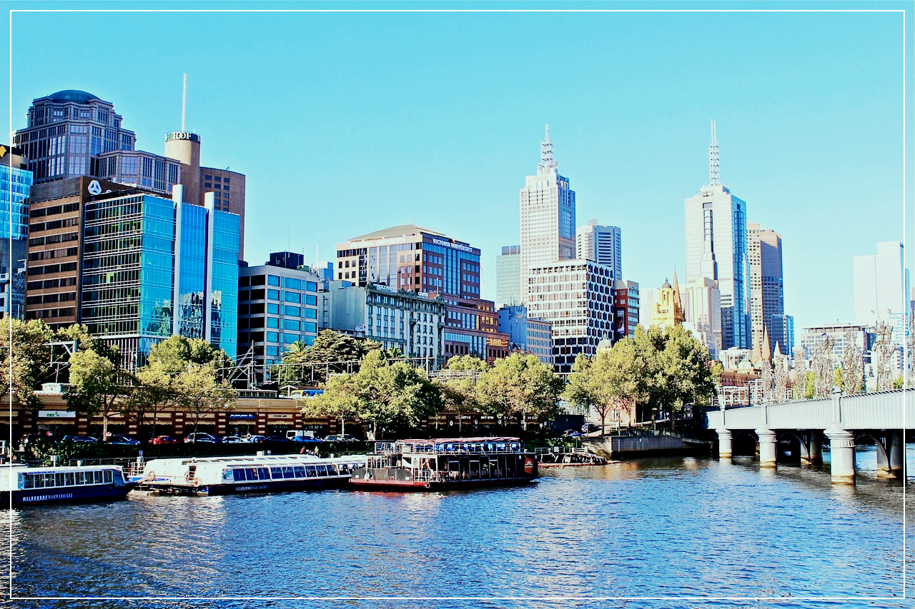 멜버른의 강변의 고층 빌딩들과 강에 정박한 유람선들