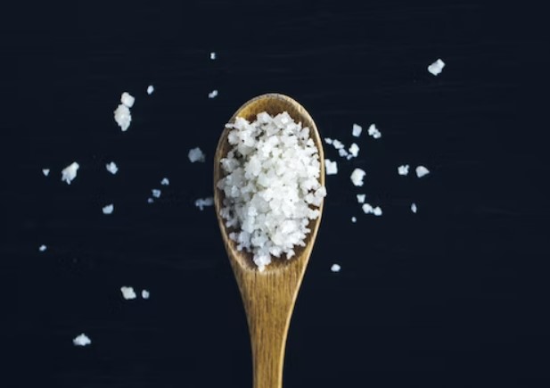 나무스픈위에 소금이 가득 넘쳐 흐른다