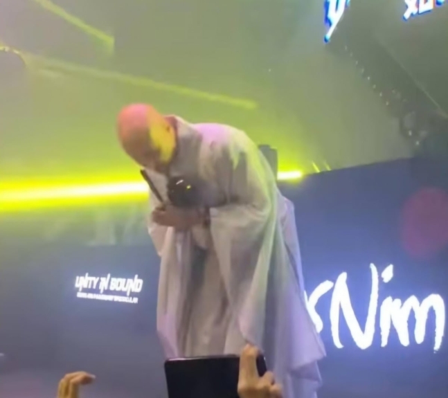 말레이시아 쿠알라룸푸르에서 공연하는 뉴진스님의 모습. /사진=페이스북 캡처