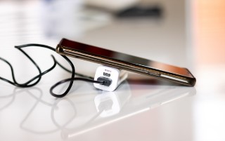 휴대폰 뒤 카드 수납&amp;#44; 무선충전할 때 정말 위험할까? 전문가 경고 총정리