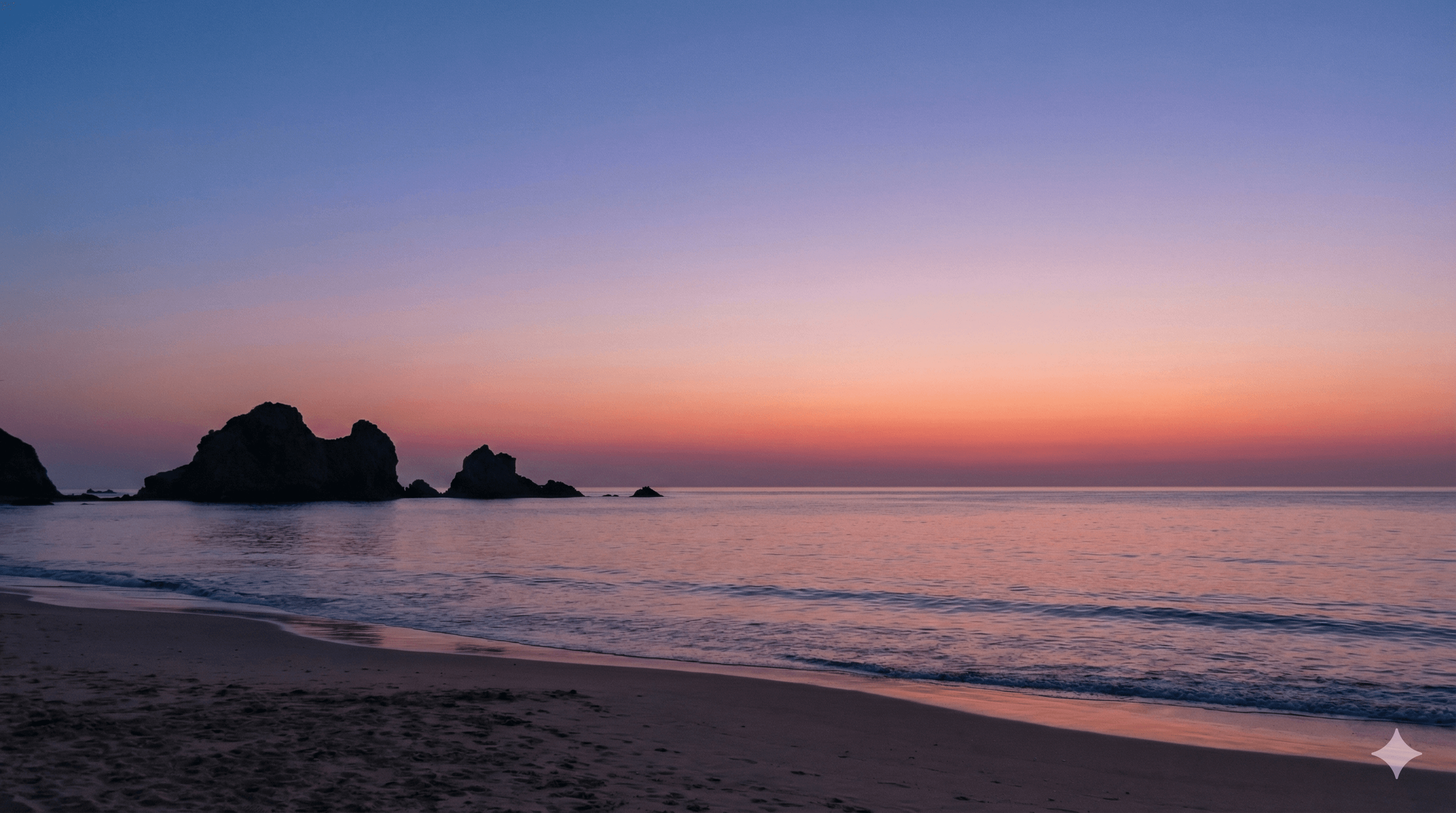 해가 수평선 위로 뜨기 직전 여명(시민박명)으로 붉게 물든 바닷가와 실루엣