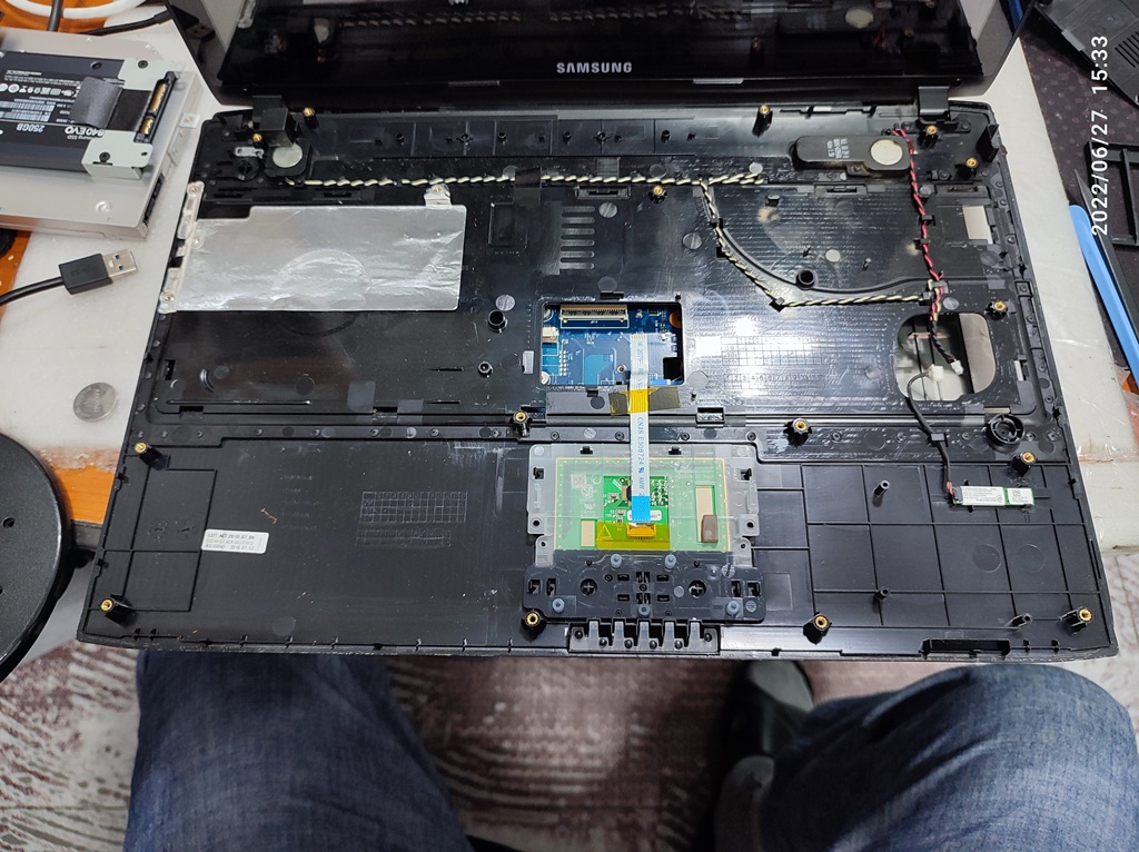 키보드있는 상판의 커넥터