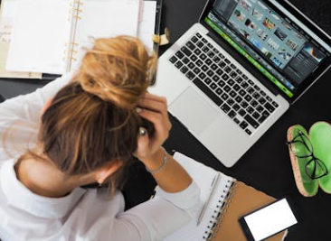 일하느라 머리 아파 하는 직원 모습