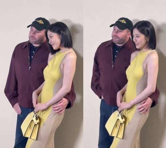 안유진이 펜디의 여성복 아티스틱 디렉터 킴 존스와 사진촬영을 하고 있다. [사진=온라인 커뮤니티 ]