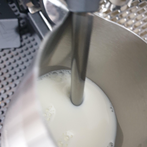 코르타도(Cortado) 레시피: 스페인 커피의 매력 알아보기_스티밍