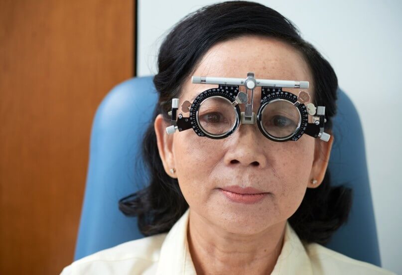 안과에서 눌 검사 중인 할머니