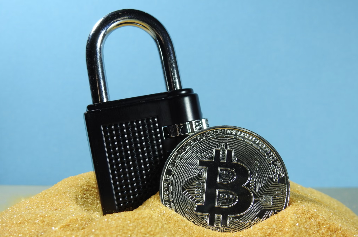 비트코인과 자물쇠 사진
