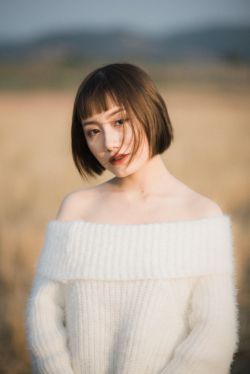 한 여자가 정면을 그윽하게 바라보고 있다.