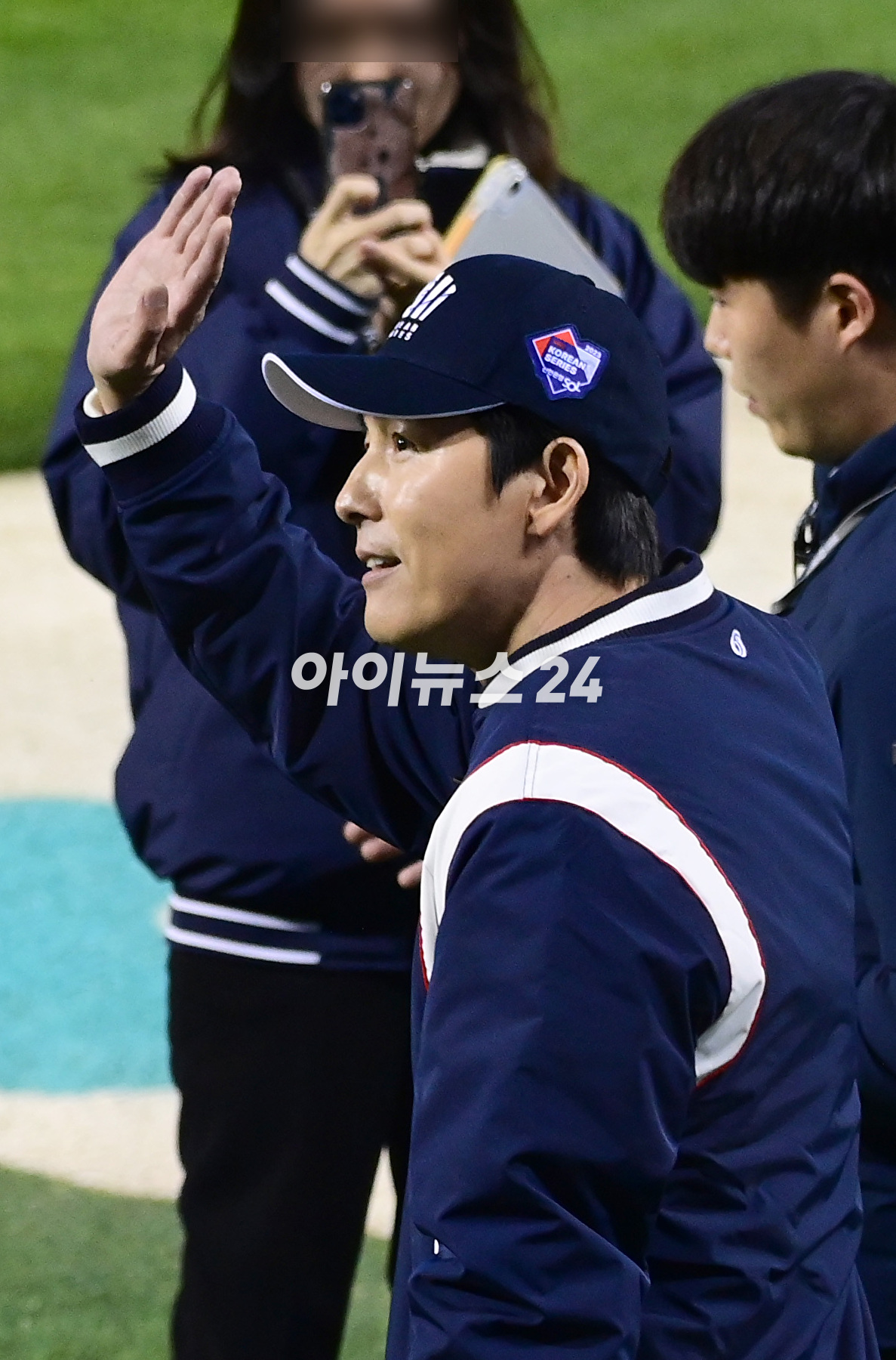 배우 정우성이 8일 오후 서울 잠실야구장에서 열린 '2023 프로야구 KBO리그' 포스트시즌 한국시리즈 2차전 LG 트윈스와 kt 위즈의 경기에서 시구자로 참석하고 있다. [사진=정소희 기자]