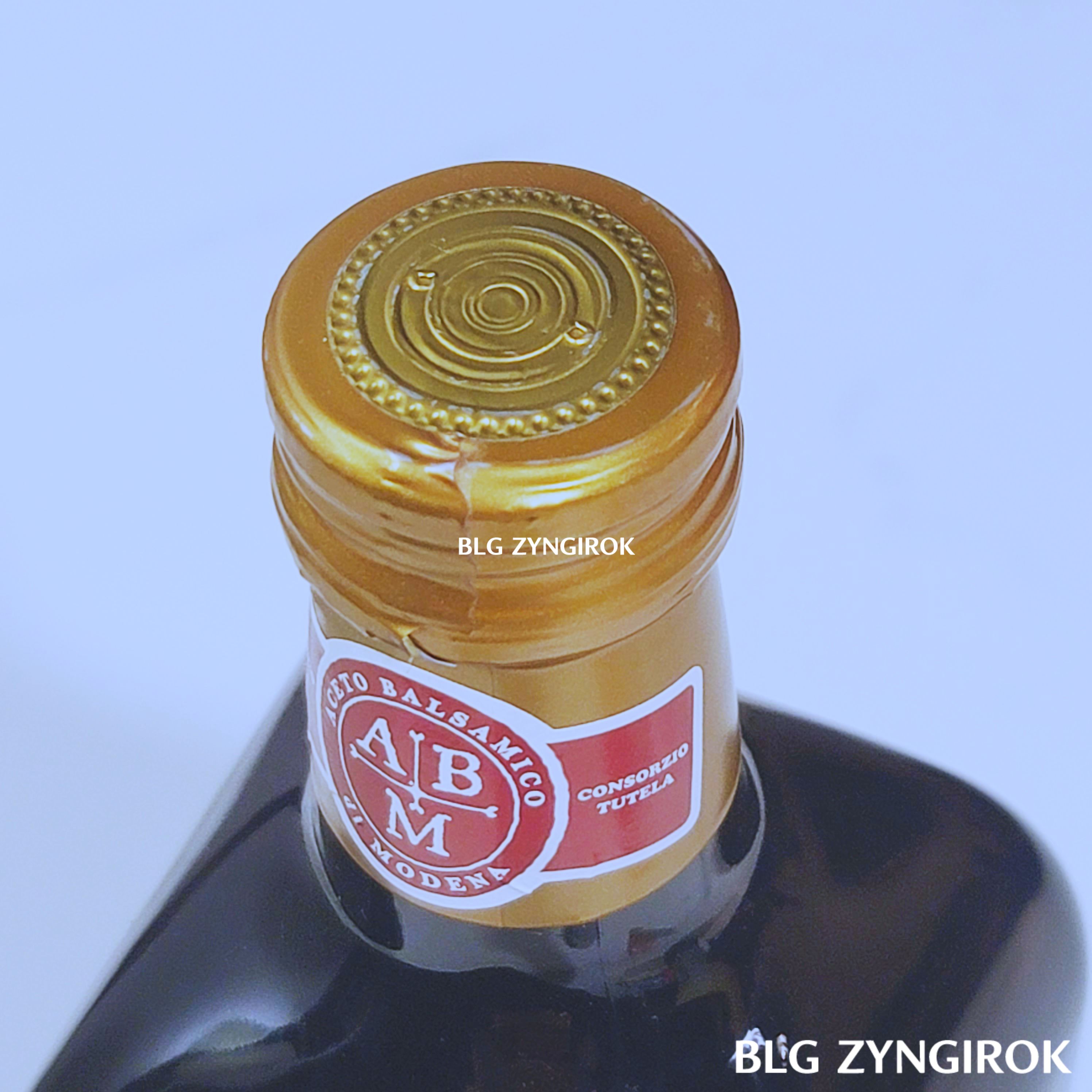 발사믹-식초-뚜껑모습이다.-금색-포장지로-싸여있다.