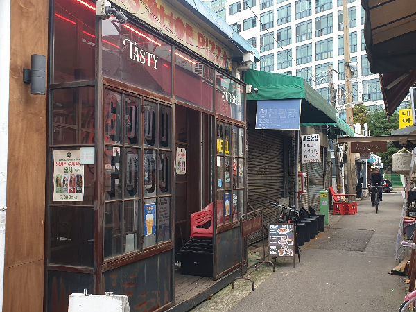 철제 프레임과 유리로 되어 있는 양키즈 버거앤피자 전면