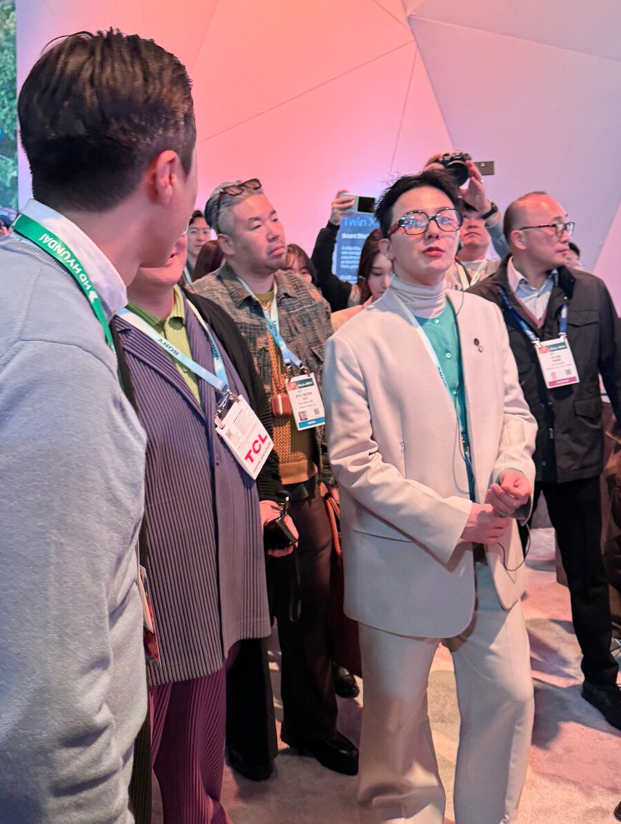 가수 지드래곤이 CES 2024에 참석했다