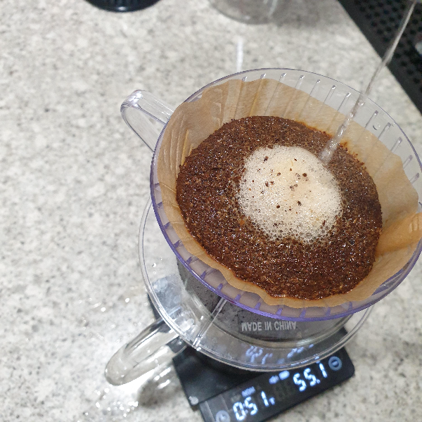 메리타 드리퍼로 온도계 및 저울 없이 아이스 커피 추출하기 with 다이소 드립포트_원을 그리며 물 붓기